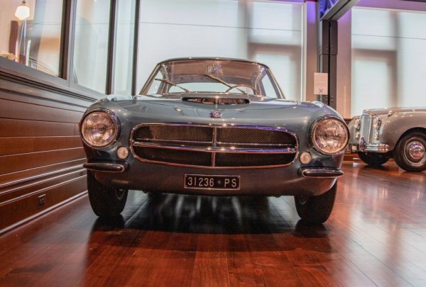 Може и да не сте чували името на тази италианска компания. Но 1600 GT е на практика първата "цивилна" кола, разработена от братята Мазерати. Тази конкретна бройка е една от само двете с купе от Touring Superleggera, представена е на автосалона в Торино през 1961, а днес е част от колекцията Лопресто в Милано. Външността и двигателят са реставрирани, но интериорът е напълно оригинален. 
